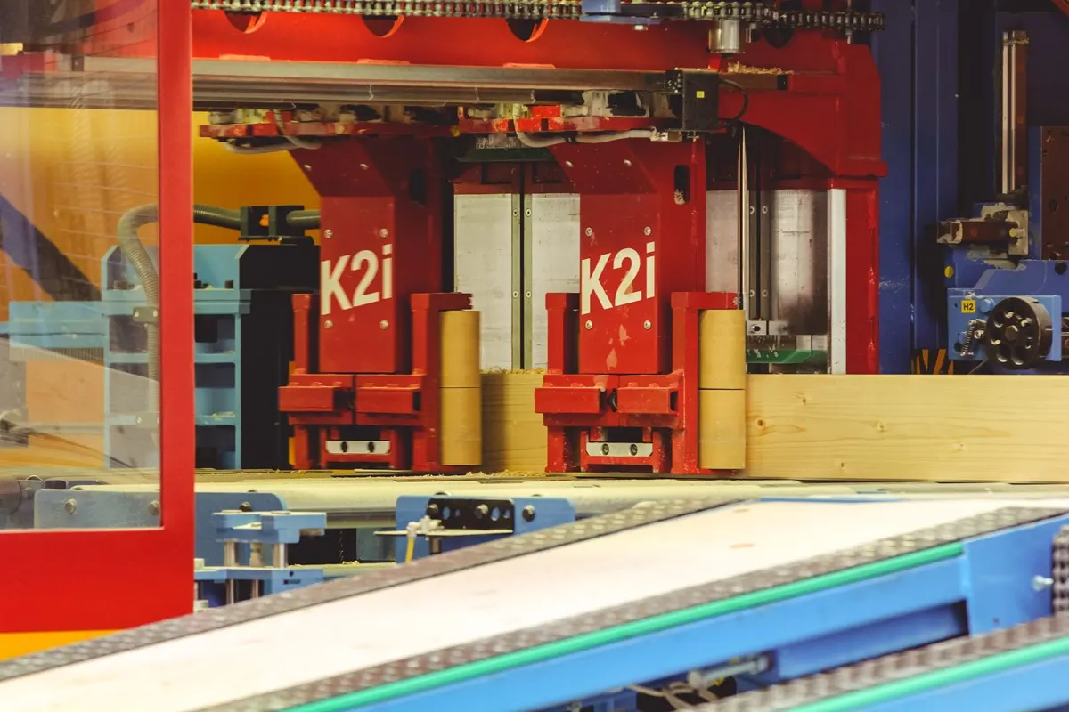 Machine d’usinage CNC taillant un élément en lamellé-collé dans l’usine LIGNA systems